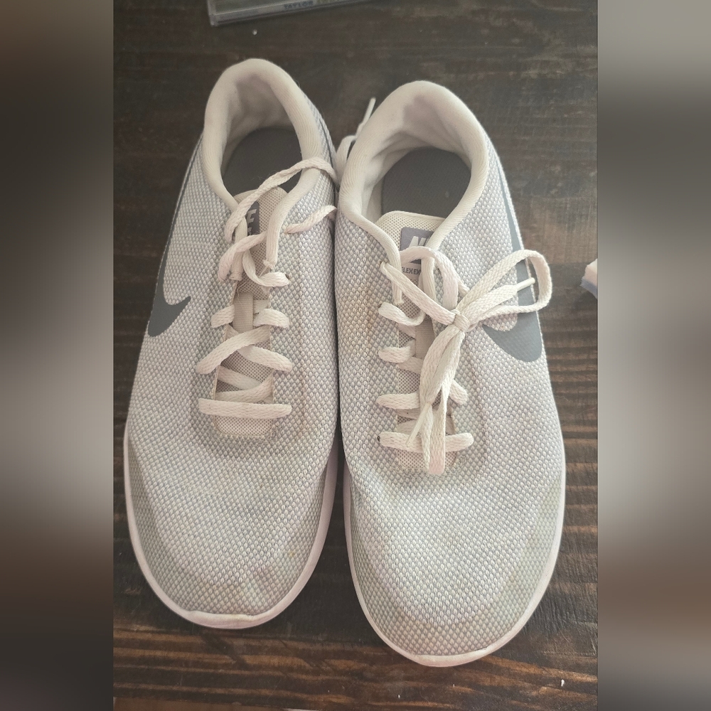 Nike tennis shoe